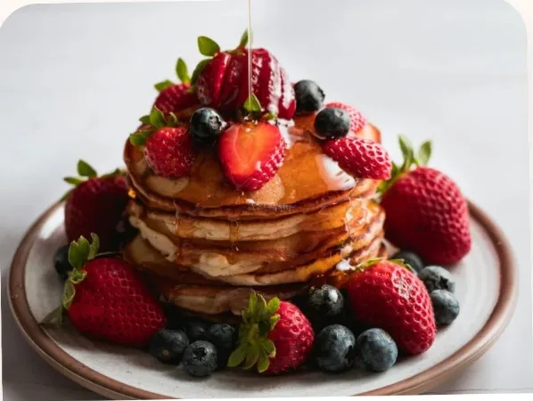 Pancakes con fresas, arándanos y sirope