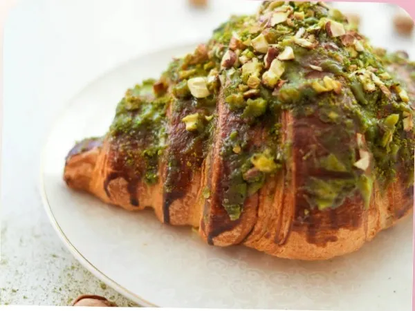 Croissant de pistacho sobre un plato