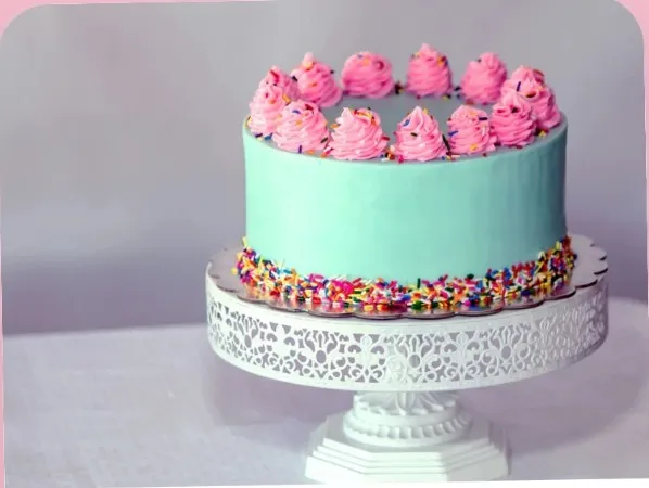 Tarta de cumpleaños turquesa con confeti de colores
